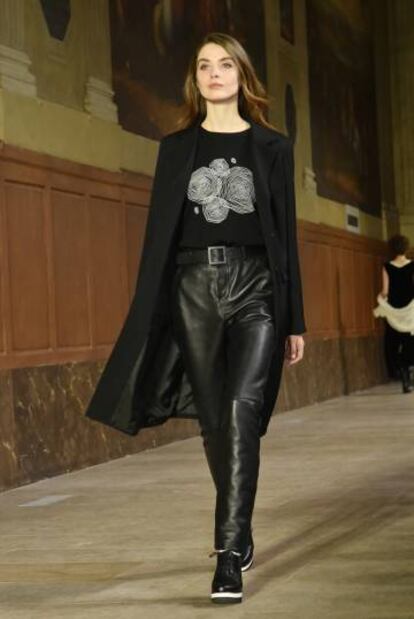 Una modelo desfila en la Semana de la Moda de París el pasado mes de marzo en París.