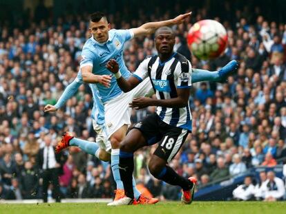 Aguero marca su cuarto gol al Newcastle.