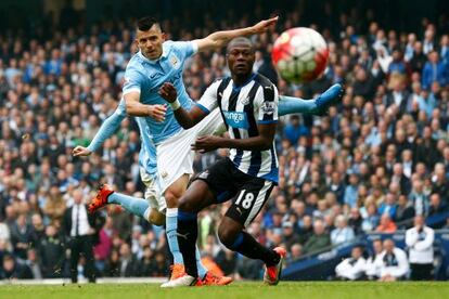 Aguero marca su cuarto gol al Newcastle.