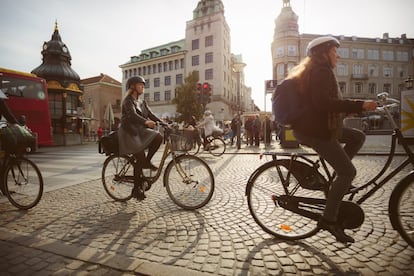 Este informe tiene en cuenta variables como el producto interior bruto, las ayudas sociales, la esperanza de vida, la libertad, la percepción de la generosidad o la corrupción y calidad de vida de los inmigrantes. En la imagen, unos ciclistas circulan por el centro de Copenhagen (Dinamarca).