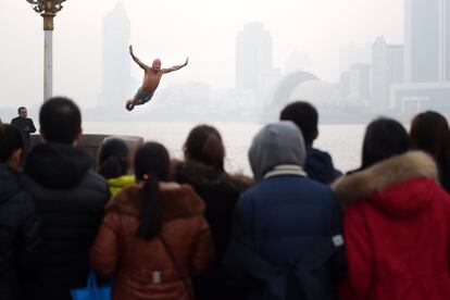 Una persona salta al agua para celebrar el año nuevo, en Qingdao (China).