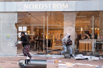 A pesar del gigantesco despliegue policial, la manifestación más numerosa se ha concentrado en la zona turística de Fairfax de Los Ángeles, donde se encuentran el Farmers Market y el centro comercial The Grove. En la imagen, saqueo en una tienda de Fairfax.