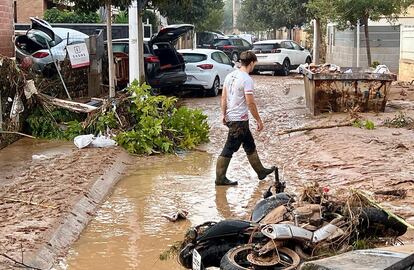 Vecinos de Picaña evalúan los daños tras la riada a primera hora de este miércoles.