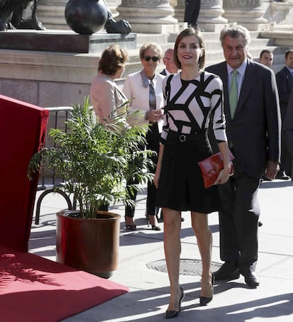 La Reina tras haber presidido hoy una mesa de cuestación ante la sede del Congreso de los Diputados.