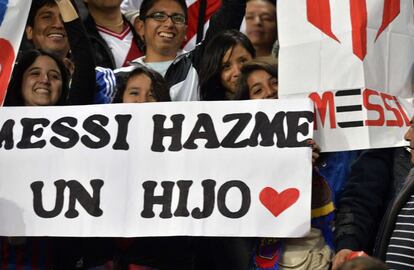 Un grupo de aficionadas exhiben una pancarta dedicada a Messi.