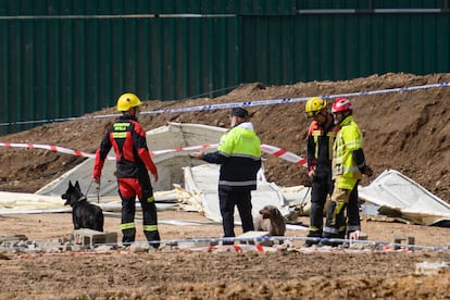 Los servicios de rescate, en el siniestro laboral, el pasado 4 de abril.