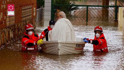 Rescate de una persona mayor tras las lluvias torrenciales en Castellón.