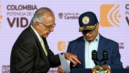 El presidente de Colombia, Gustavo Petro (i), habla con el ministro de Defensa, Iván Velásquez, durante una rueda de prensa este martes, en la Casa de Nariño, en Bogotá (Colombia).