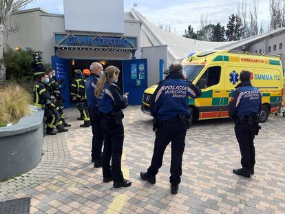 Agentes de la policía local y bomberos en el parque de atracciones de Madrid.