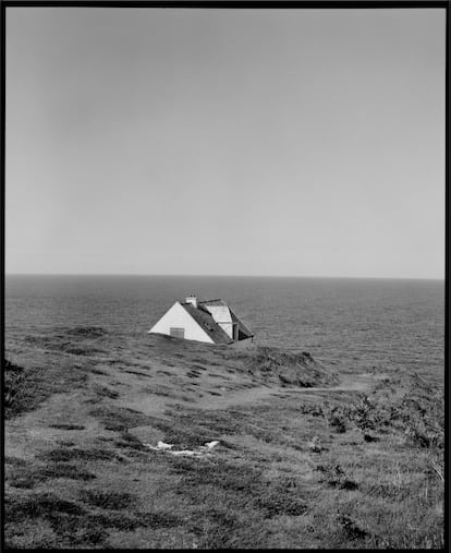 Ouessant. En la punta norte de la isla, debajo del faro de Stiff, alguien decidió construirse esta casa al borde del acantilado. Seguramente tenía poca necesidad de vida social. 