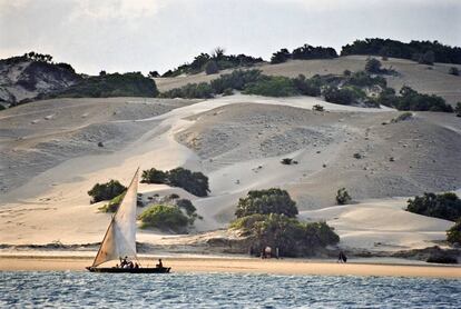 Un 'dhow', embarcación tradicional, en la la playa de Shela, en la isla de Lamu (Kenia).