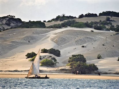 Un 'dhow', embarcación tradicional, en la la playa de Shela, en la isla de Lamu (Kenia).