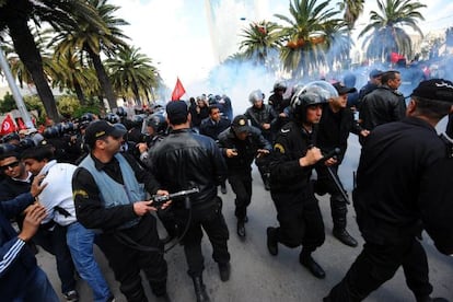 Enfrentamientos entre manifestantes y la polic&iacute;a en T&uacute;nez.