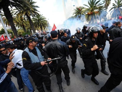 Enfrentamientos entre manifestantes y la polic&iacute;a en T&uacute;nez.