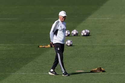 Carlo Ancelotti, en el entrenamiento de este martes en Valdebebas.