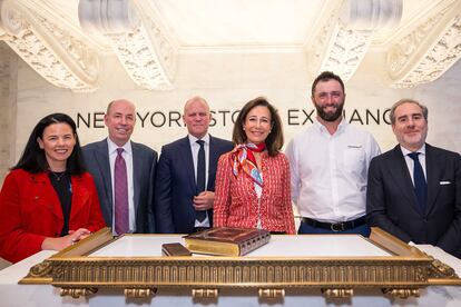 Ana Botín, presidenta de Banco Santander, junto al golfista Jon Rahm (de blanco); Héctor Grisi, CEO de Banco Santander (a la derecha); Lynn Martin, presidenta de la Bolsa de Nueva York (a la izquierda), y directivos de Openbank y de la Bolsa de Nueva York en el lanzamiento de Openbank en la NYSE.