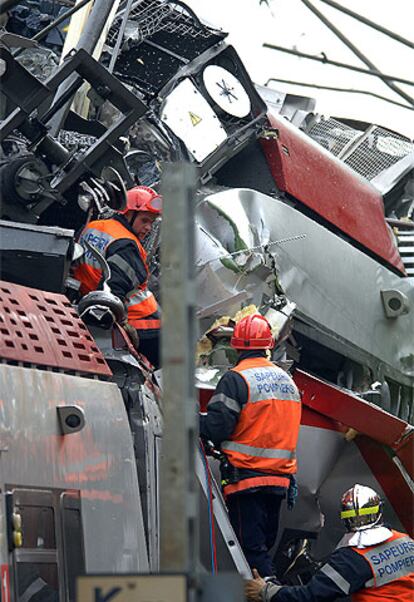 Un equipo de rescate inspecciona los restos de los trenes accidentados en Francia.