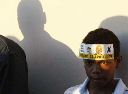 Un simpatizante del Congreso Nacional Africano en un mitin electoral celebrado en Ciudad del Cabo el 14 de abril.