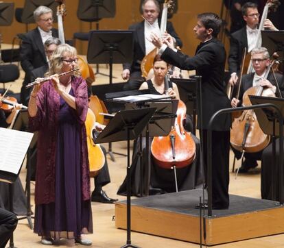 La flautista Claudia Walker durante el concierto dirigido por Antonio M&eacute;ndez.