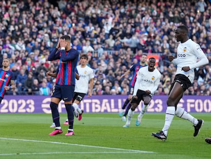 Ferran Torres se lamenta tras fallar un penalti durante el partido de LaLiga entre Barcelona y Valencia, este domingo en el Camp Nou.