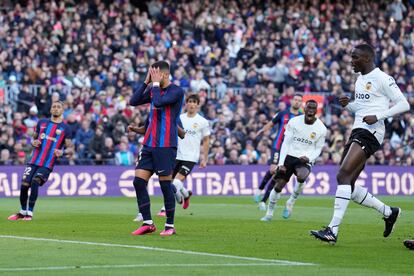 Ferran Torres se lamenta tras fallar un penalti durante el partido de LaLiga entre Barcelona y Valencia, este domingo en el Camp Nou.