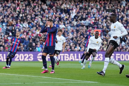 Ferran Torres se lamenta tras fallar un penalti durante el partido de LaLiga entre Barcelona y Valencia, este domingo en el Camp Nou.