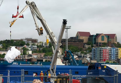 El barco Horizon Arctic desembarca en el puerto San Juan de Canadá, para trasladar los restos hallados del sumergible.