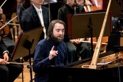 El pianista Daniil Trifonov anunciando el ‘Scherzo op. 1a’ de Shostakovich como propina durante el concierto inaugural, el pasado 15 de mayo en Leipzig.