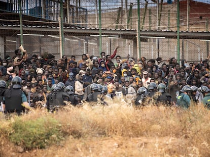 La Guardia Civil contiene a decenas de migrantes y refugiados que lograron entrar en Melilla el pasado 24 de junio.