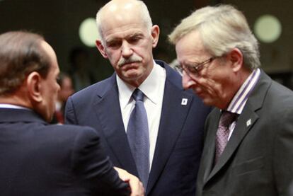 El primer ministro de Luxemburgo y presidente del Eurogrupo, Jean-Claude Juncker, y los presidentes de Grecia e Italia, Yorgos Papandreu y Silvio Berlusconi, conversan en la sede del Consejo Europeo en Bruselas.