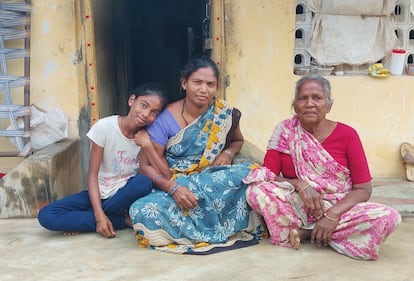 En el centro, Jamuna Chatla, paciente de lepra, junto a su hija y su madre, poco antes de que esta falleciera por coronavirus.