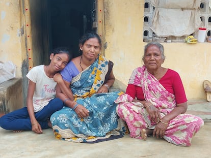 En el centro, Jamuna Chatla, paciente de lepra, junto a su hija y su madre, poco antes de que esta falleciera por coronavirus.