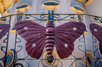 Detalle de la fachada de la Casa de las Mariposas, en Almería.