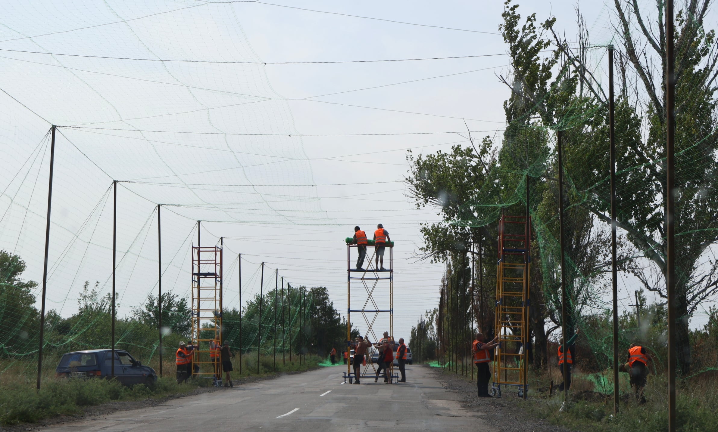 Operarios instalan el 8 de agosto redes antidrones en una carretera ucraniana de la provincia de Donetsk.