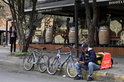 Luis Tarre, repartidor venezolano, espera por pedidos de la aplicación Rappi, en Bogotá, en 2019.