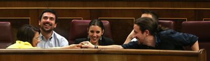 Una diputada del PSOE ofrece un chicle a Pablo Iglesias.