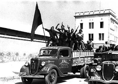 Milicianos de la CNT parten hacia el frente en un camión requisado en los primeros días de la Guerra Civil.