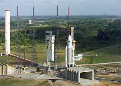 El cohete Ariane V con la sonda <i>Rosetta,</i> durante los preparativos del lanzamiento en la base de Kourou.