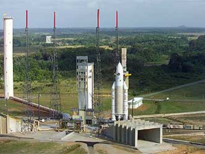 El cohete Ariane V con la sonda <i>Rosetta,</i> durante los preparativos del lanzamiento en la base de Kourou.