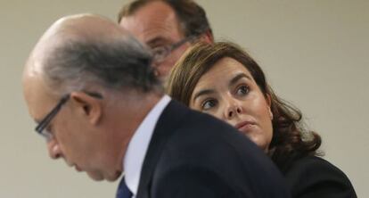 El ministro de Hacienda, Cristóbal Montoro, junto a la vicepresidenta, Soraya Sáenz de Santamaría.
