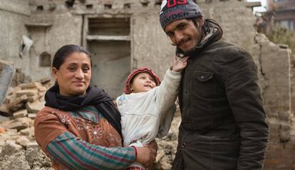 La foto del rescate de Sonish, el bebé que sobrevivió enterrado 22 horas después del terremoto, fue portada internacional. Amul Thapa, el fotógrafo, duda del impacto de una de las imágenes que dio esperanza a mucha gente.