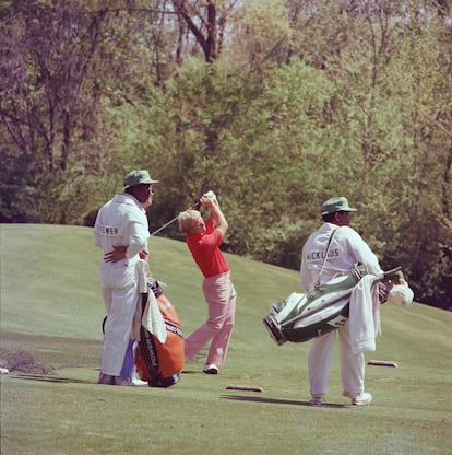 Jack Nicklaus, junto a su caddie, Willie Peterson, a la derecha, en el Masters de 1976.