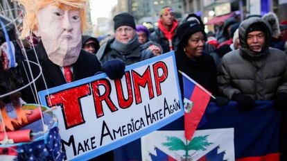 Manifestantes denuncian el 'racismo' del presidente de EE UU, Donald Trump, por tildar a Haiti y a algunos Estados africanos de 'países de mierda', durante una marcha en Nueva York, el 15 de enero.