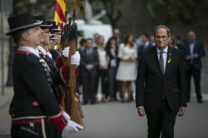 El presidente de la Generalitat de Cataluña Quim Torra es recibido por los Mossos d'Esquadra en el Parlament.