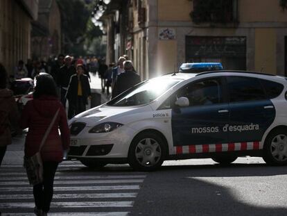 Un coche de los Mossos patrulla por Barcelona. 