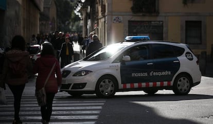 Un coche de los Mossos patrulla, en una imagen de archivo.