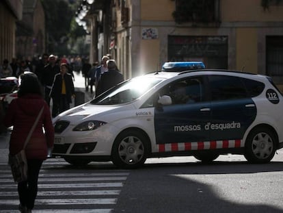 Un coche de los Mossos patrulla, en una imagen de archivo.