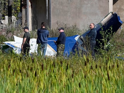 Unos militares rusos inspeccionan una parte del avión estrellado donde viajaba Yevgueni Prigozhin, cerca de la región de Tver (Rusia) este jueves.