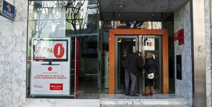 Empleados del banco cierran la sucursal de Gandia tras el ataque a tres empleados.