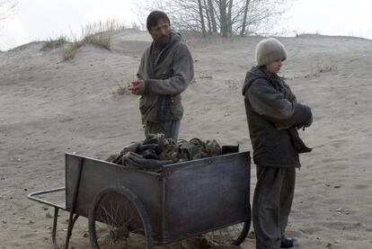 Viggo Mortensen y Kodi Smith-MacPehee, en una escena de la pel&iacute;cula &#039;The road&#039;, basada en el libro de Cormac McCarthy. 